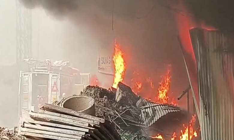 Hyderabad: Fire breaks out at Flyover in Amberpet