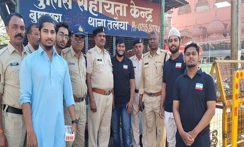 SIO Bhopal Unit volunteers posing with police personnel.