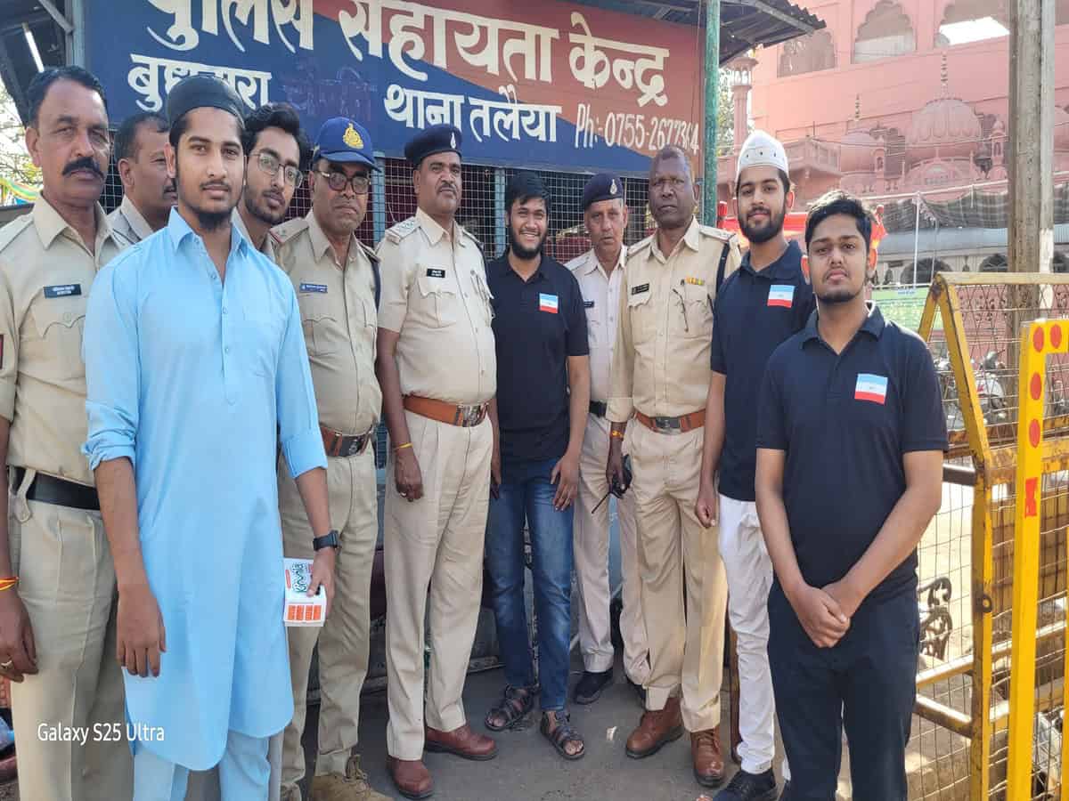 SIO Bhopal Unit volunteers posing with police personnel.