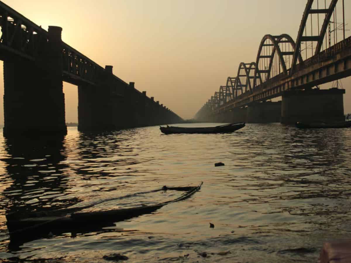 Telangana government to move Supreme Court against Andhra Pradesh government for constructing projects on Godavari and Krishna rivers.