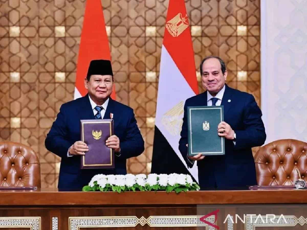 Indonesian Defence Minister Prabowo Subianto and Egyptian President Abdel Fattah el-Sisi hold signed cooperation documents during a bilateral agreement ceremony in Cairo.