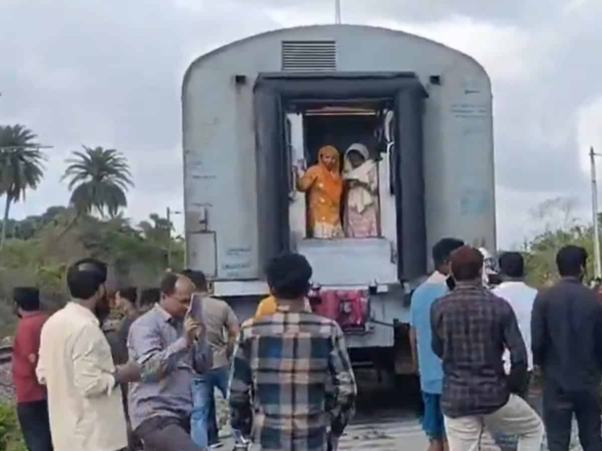 Falaknuma Superfast Express train splits mid-route near AP's Palasa