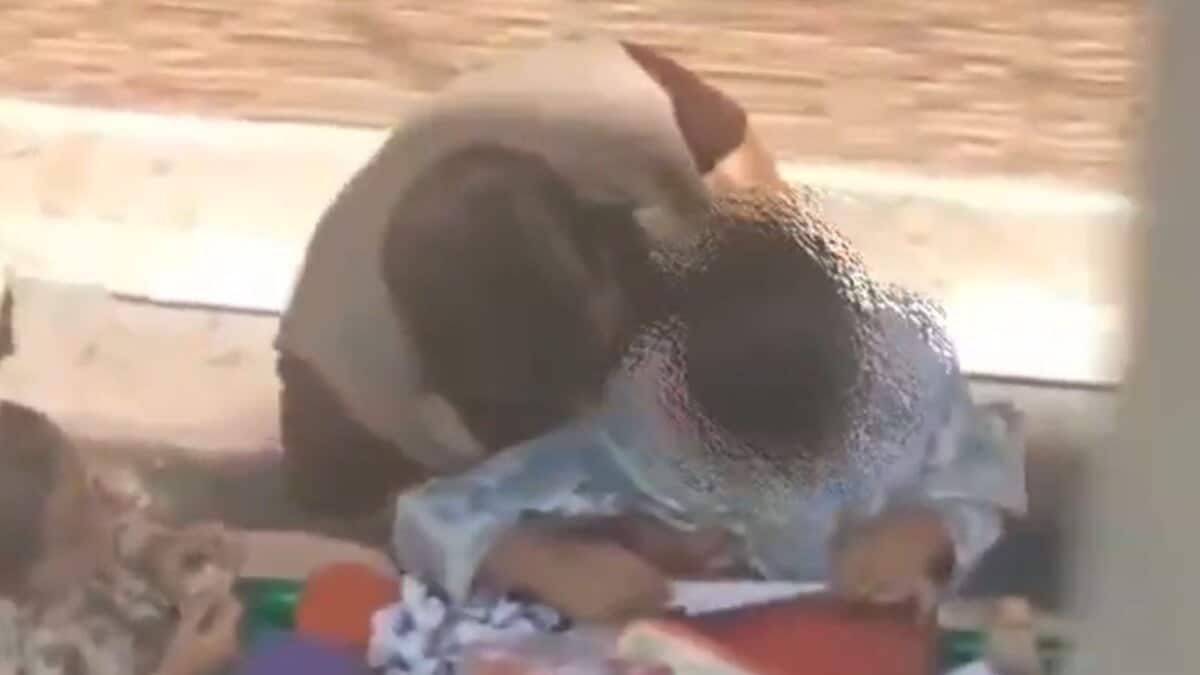 Vendor molests minor lookng at toys at his cart in Uttar Pradesh
