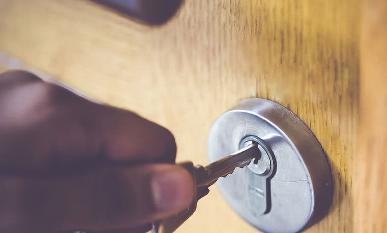 Husband locks out wife, kids after harassment complaint in Rangareddy