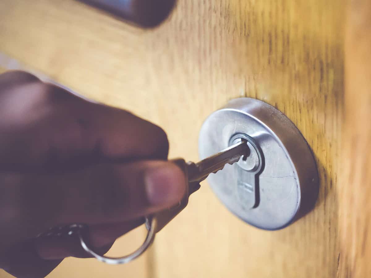 Husband locks out wife, kids after harassment complaint in Rangareddy