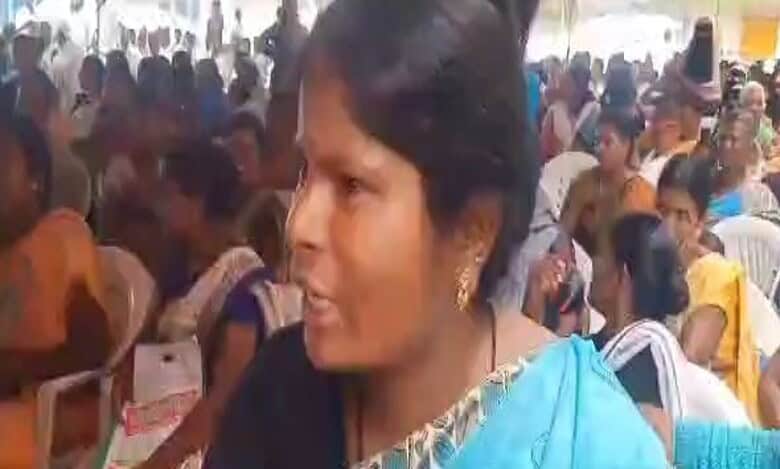 Women abuse Telangana Health minister during fine rice distribution