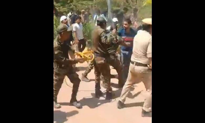 Scuffle breaks out between students, police at University of Hyderabad