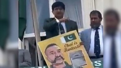 Pak Officials throat slit gesture
