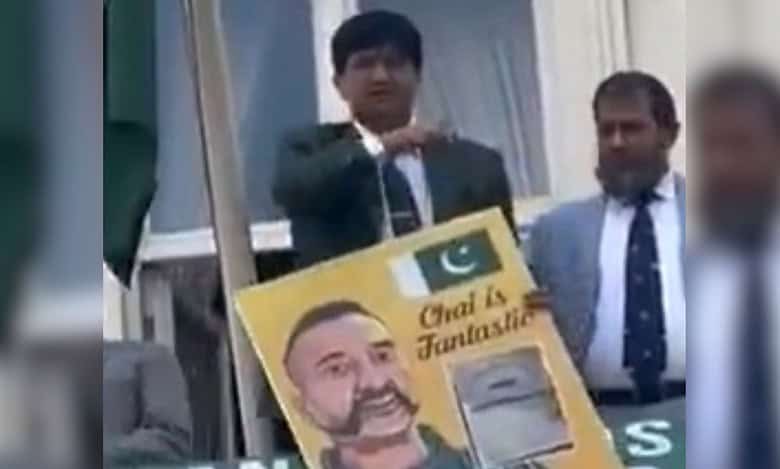 Pak Officials throat slit gesture