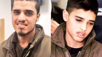 Side-by-side image of Ahmed Manasra — left shows him after release in 2025, smiling with short hair and a trimmed beard; right shows him in 2015 at age 13, looking distressed, wearing a similar jacket.