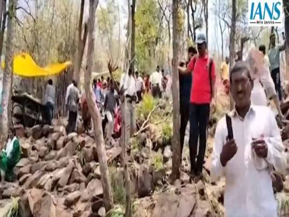 Devotees making their way to Saleshwaram Lingamayya Swamy temple