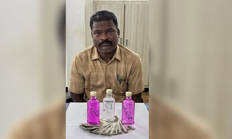 TGSPDCL employee Kondaiah with a positive bribery test and bribe money