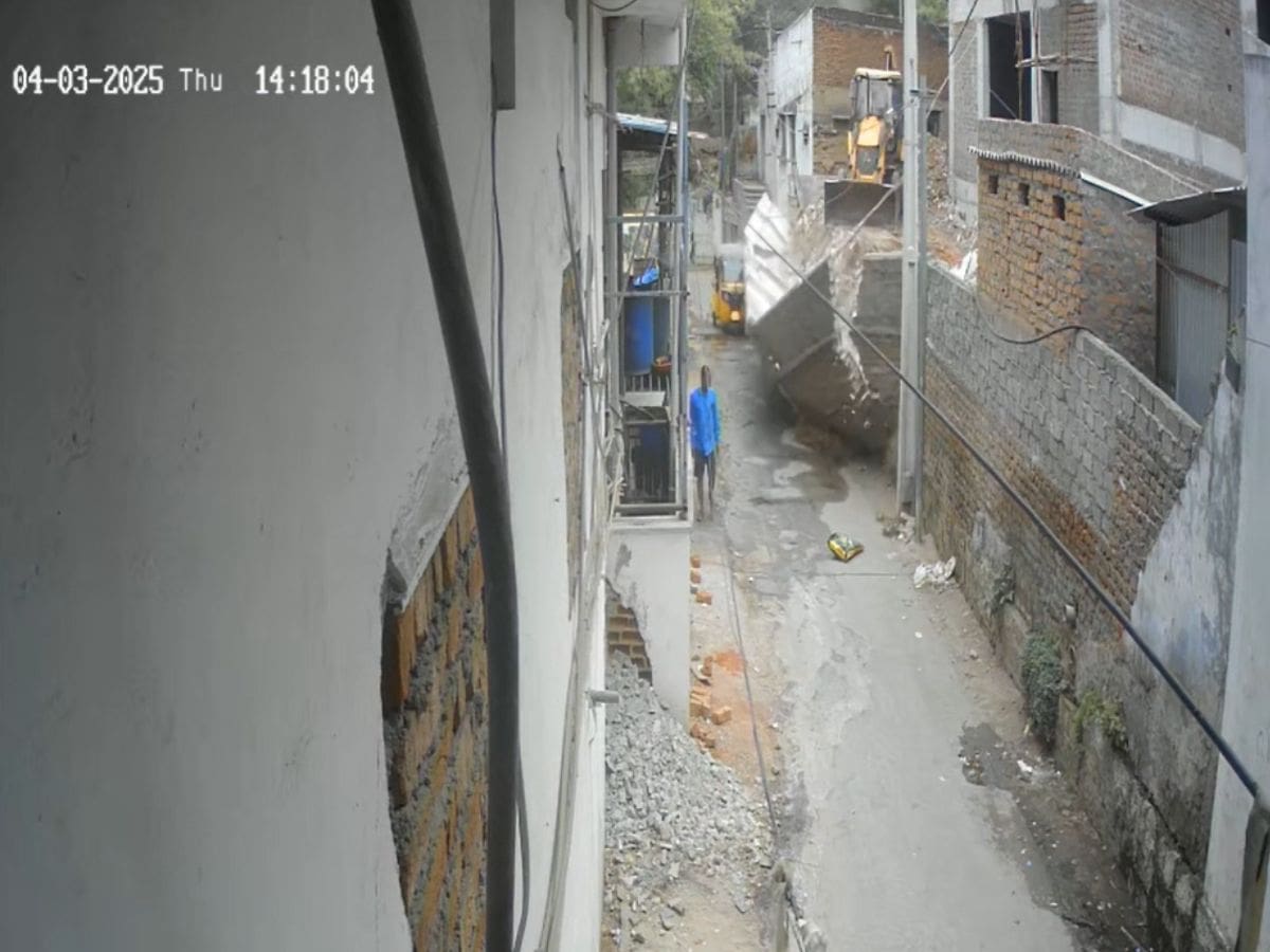 Under-construction wall collapses on auto in Karmanghat