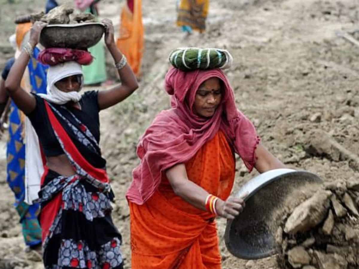 Raise minimum daily wage for MGNREGS workers to Rs 400: Report