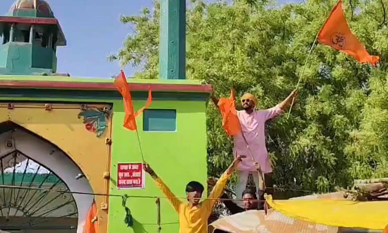 While celebrating Ram Navami in Prayagraj on Sunday, Hindutva members climb the Syed Salar Ghazi Dargah and wave saffron flags