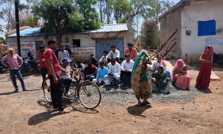 The image shows a tribal family displaced in Madhya Pradesh's Guna district on April 9, 2025