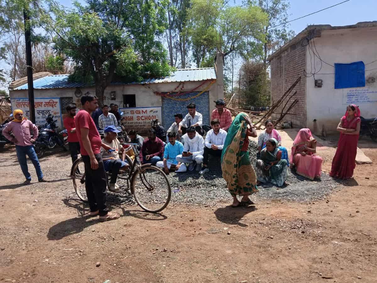 The image shows a tribal family displaced in Madhya Pradesh's Guna district on April 9, 2025