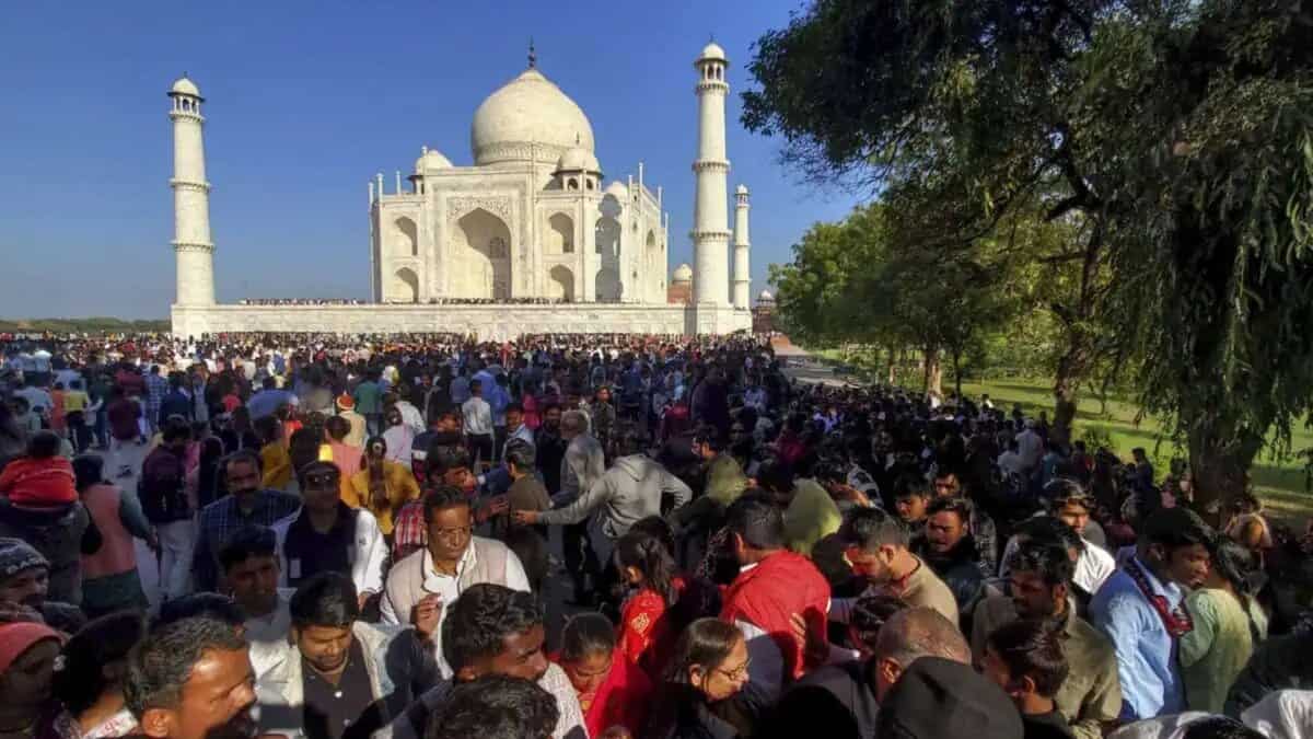 The image displays a picture of Taj mahal. April 22, 2025