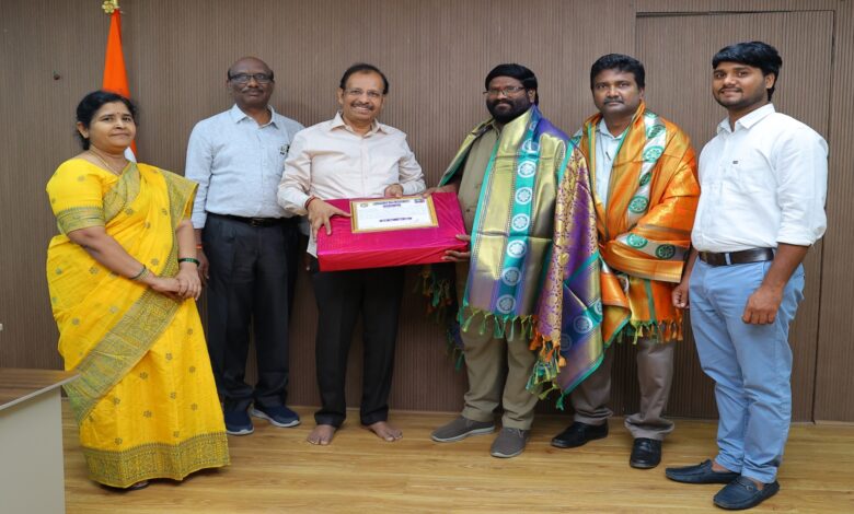 TGRTC MD felicitates conductor and returns the valuables to the passenger