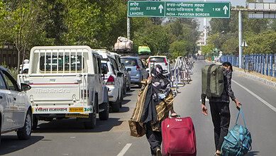 Pakistanis bid tearful goodbyes before crossing Attari