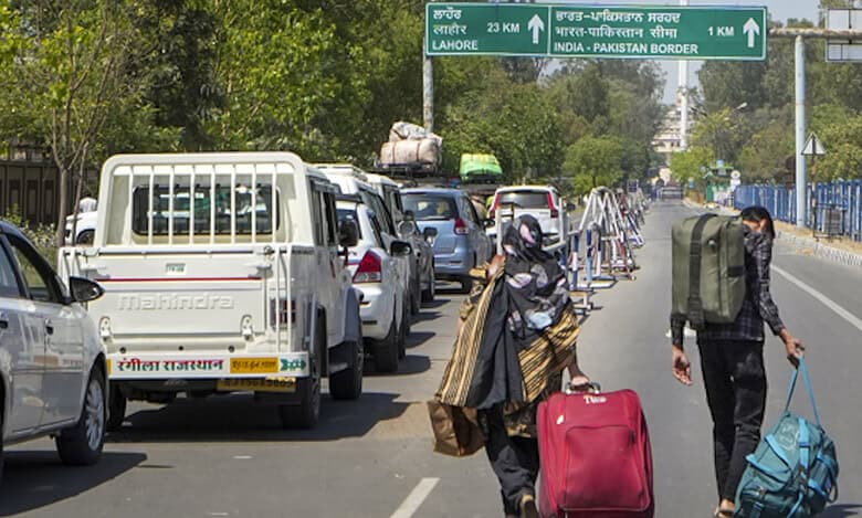 Pakistanis bid tearful goodbyes before crossing Attari