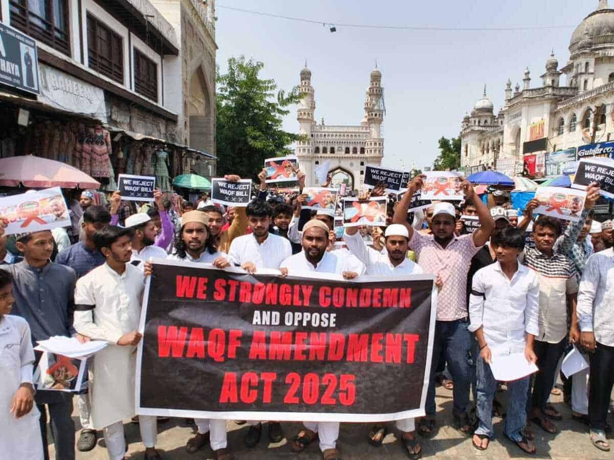 Protest against Waqf Act at Makkah Masjid