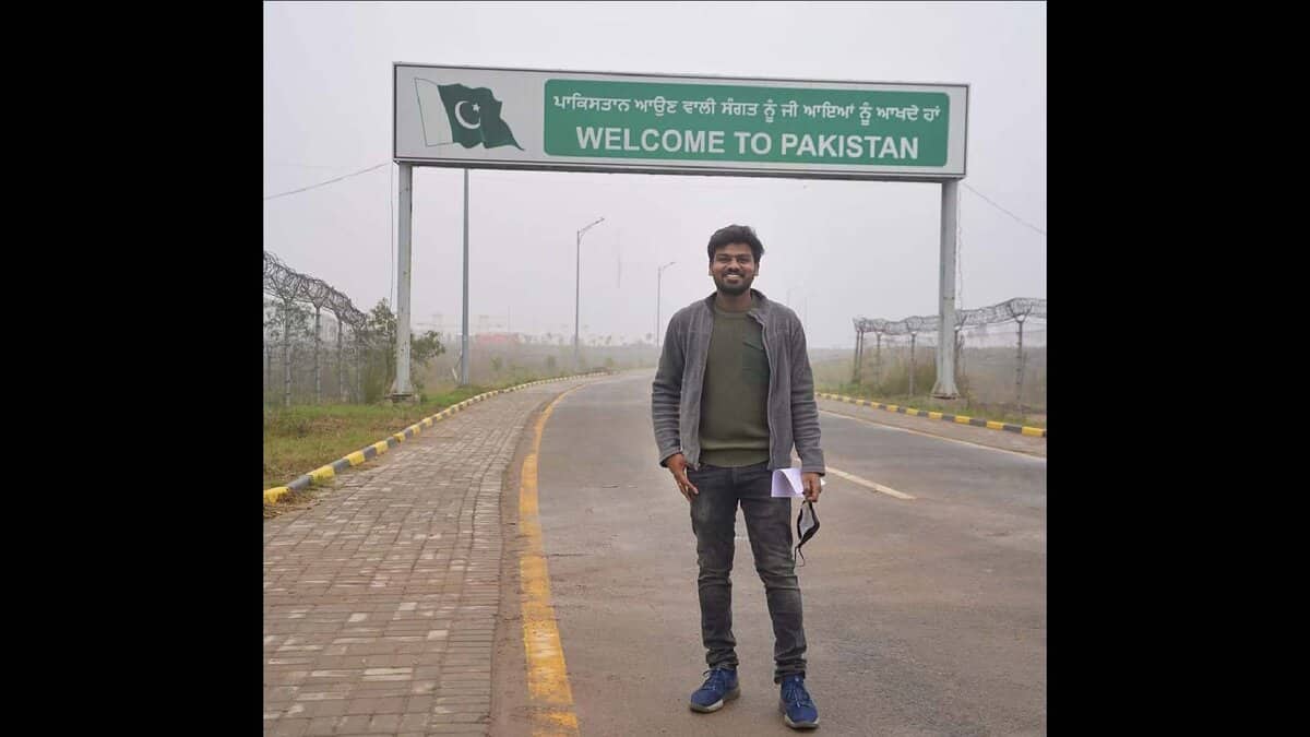 Bhayya Sunny Yadav poses in front of Pakistan border