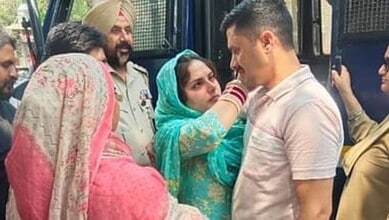 The image displays a photo of CRPF jawan Munir Ahmed and his Pakistani wife