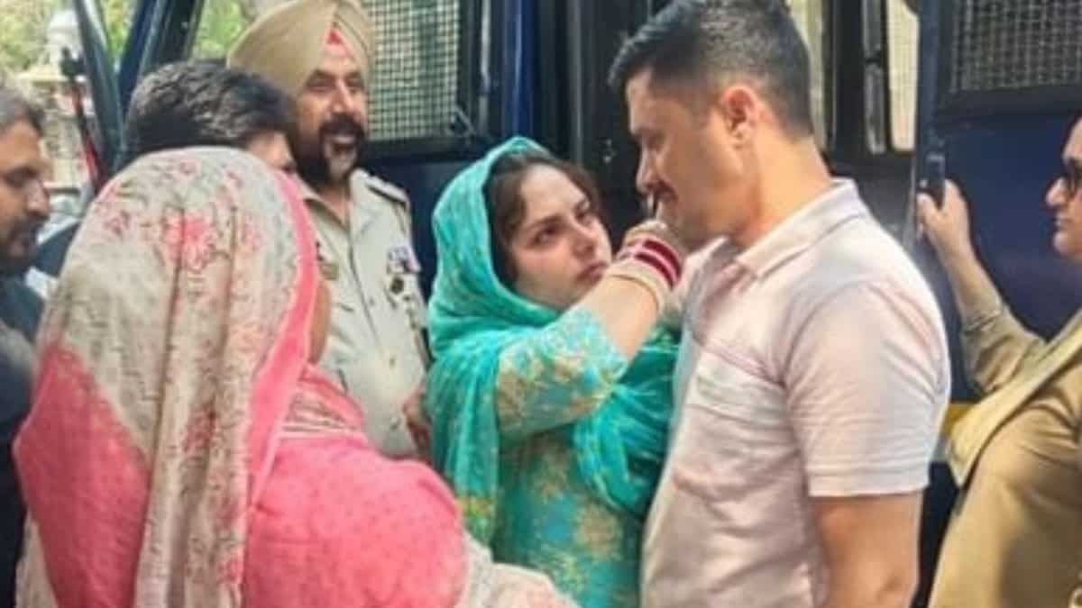 The image displays a photo of CRPF jawan Munir Ahmed and his Pakistani wife
