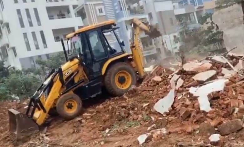 HYDRAA on May 28, conducted demolition drives against unauthorised constructions near the GHMC park at Alwyn Crossroads, Kondapur.