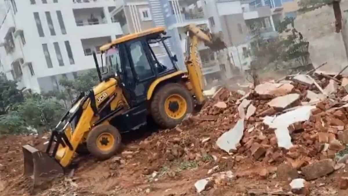 HYDRAA on May 28, conducted demolition drives against unauthorised constructions near the GHMC park at Alwyn Crossroads, Kondapur.