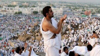 Pilgrims in white Ihram garments gather and pray on Mount Arafat during Haj 2024 in Makkah, Saudi Arabia — a key Islamic ritual of the pilgrimage.