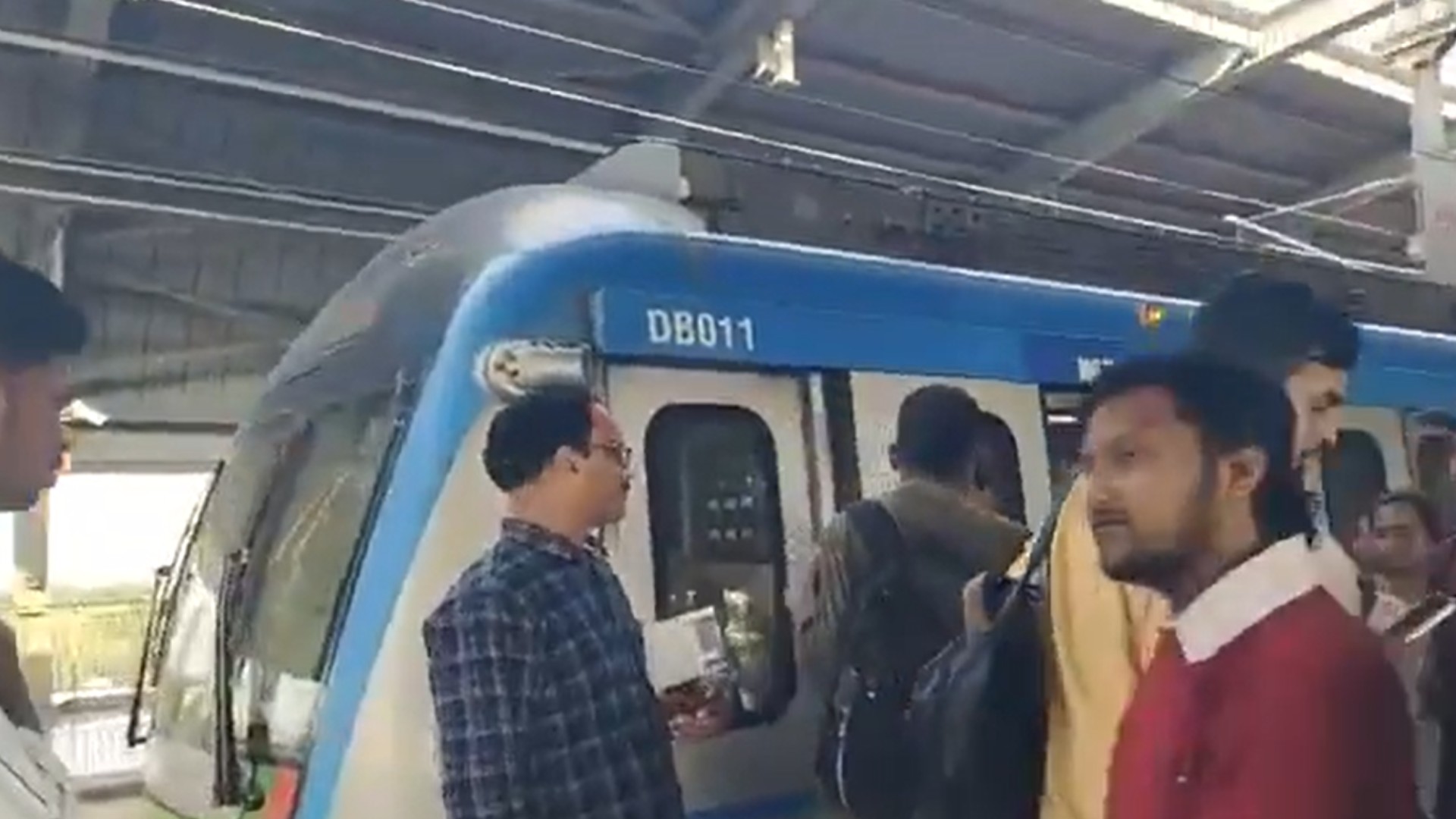 Hyderabad Metro halted for over 20 mins at Bharat Nagar Metro station causing significant delays for passengers
