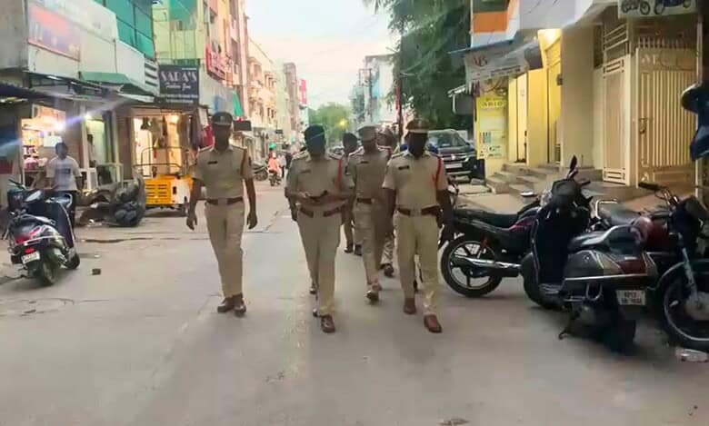 Hyderabad police carry out marches in Mir Chowk