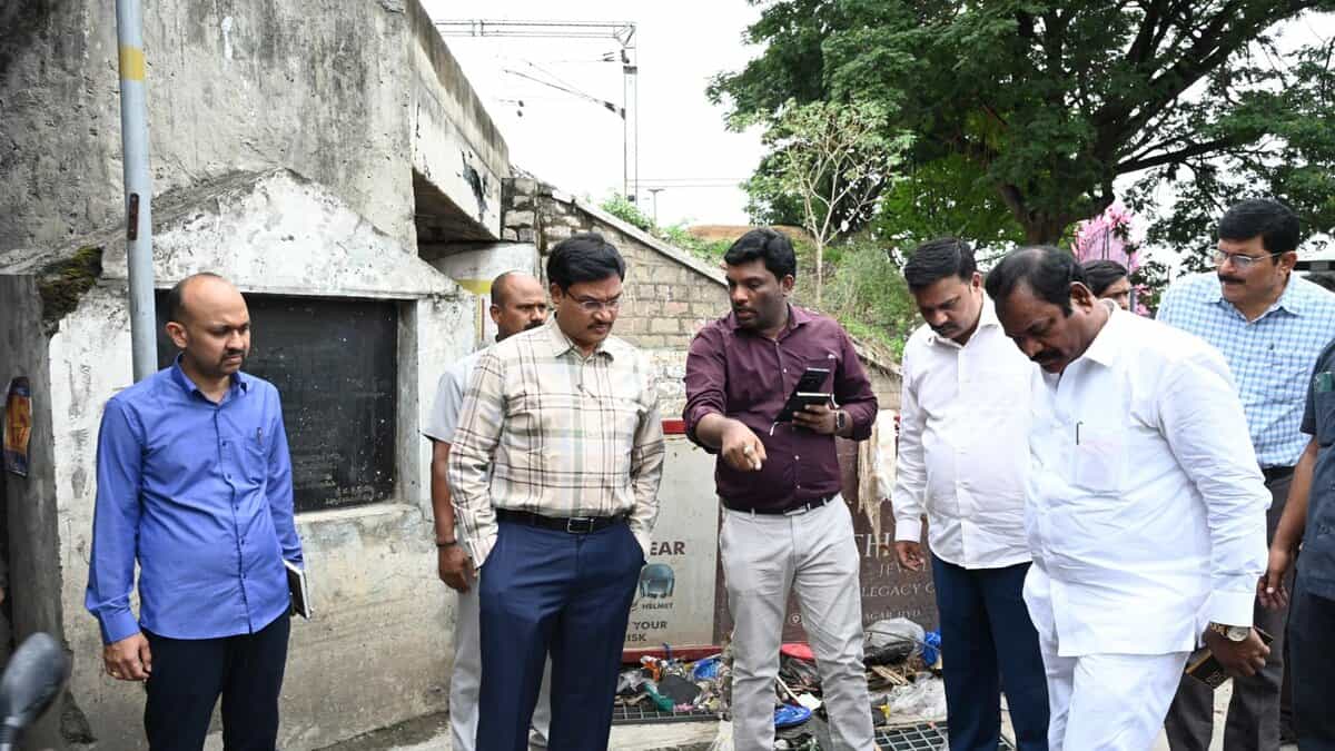 In response to heavy rains, HYDRAA commissioner AV Ranganath conducted a field inspection of flood-prone areas on May 28.