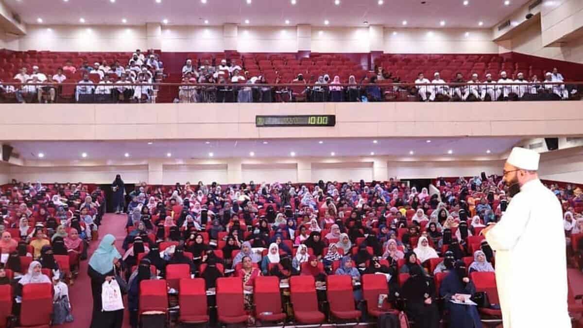 Memory Khan addressing a full auditorium during a memory improvement workshop, with participants attentively engaged in learning advanced memory techniques.