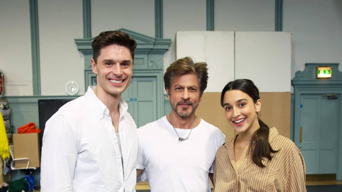 SRK visits ‘Come Fall in Love – The DDLJ’ musical rehearsals in London