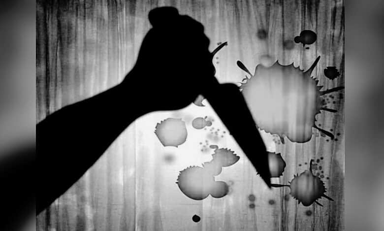 The image displays a picture of a knife with a stabbing position