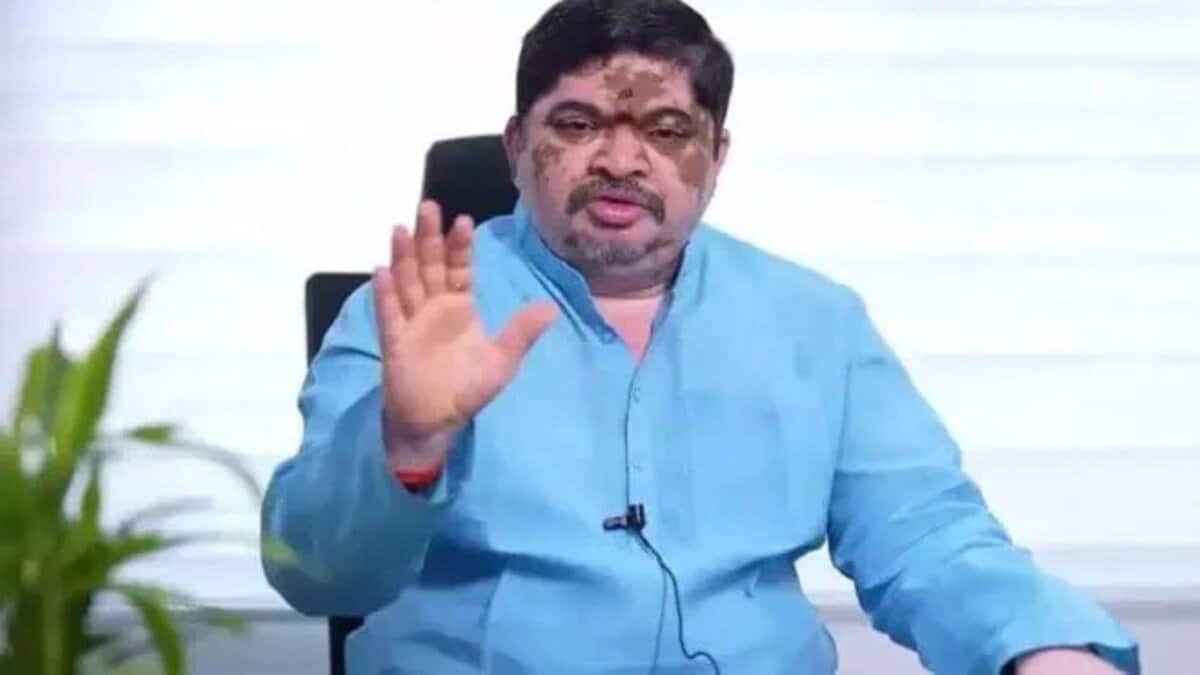 Telangana transport minister Ponnam Prabhakar addresses a review meeting