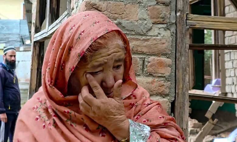 Pakistani troops shell areas near LoC, woman killed