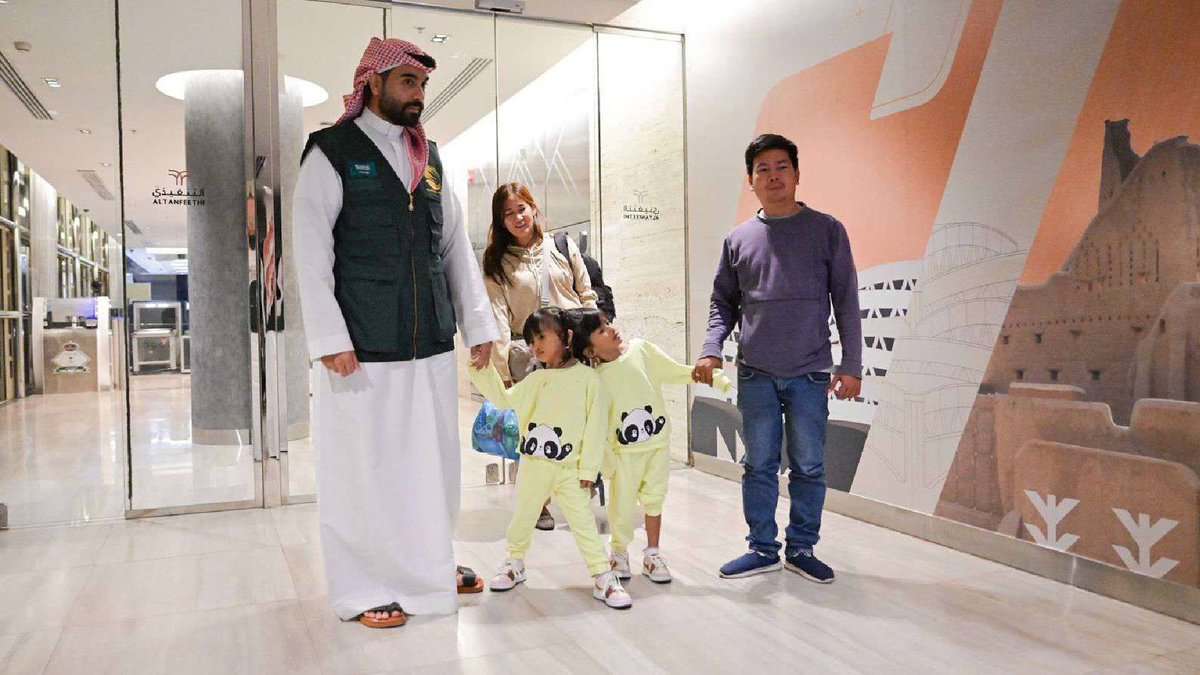 Filipino conjoined twins Klea Ann and Maurice Ann Misa arrive in Saudi Arabia with their parents.