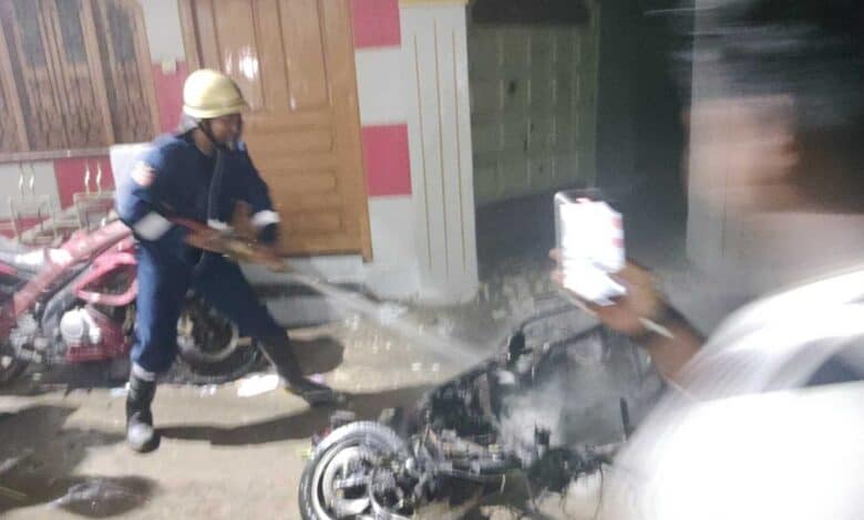 Battery-operated two-wheeler catches fire in Kamatipura