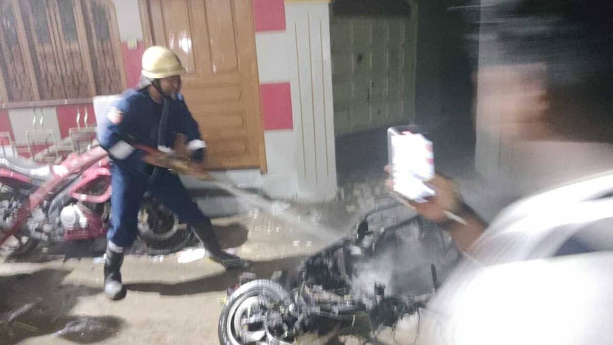 Battery-operated two-wheeler catches fire in Kamatipura