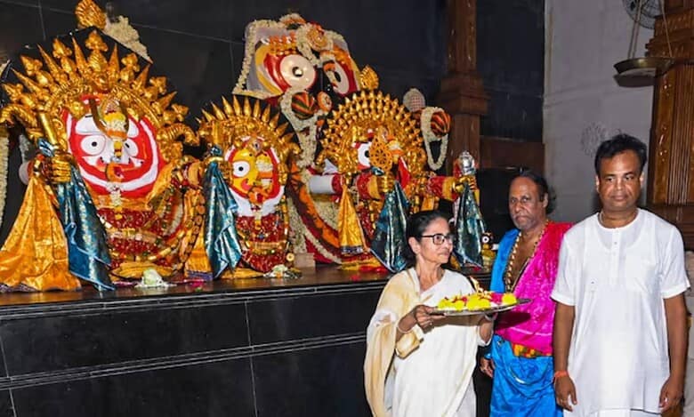 Mamata has an edge in ‘Temple War’; while BJP pitches for “Jai Shri Ram,” Mamata focuses on “Jai Jagannath”