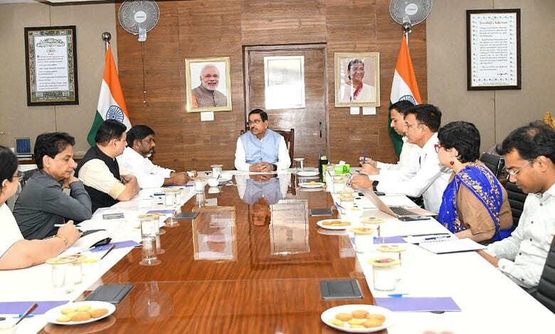Hyderabad: Telangana deputy chief minister Mallu Bhatti Vikramarka on Tuesday, May 6, met Union minister for New and Renewable Energy Pralhad Joshi and urged the central government to allocate a large number of solar pump sets to Telangana.