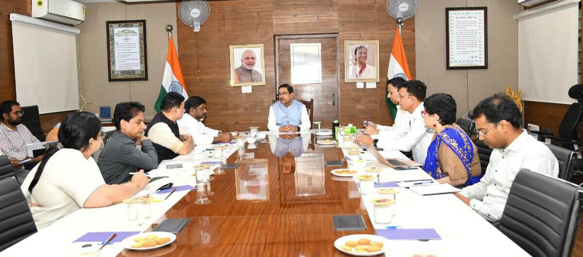 Hyderabad: Telangana deputy chief minister Mallu Bhatti Vikramarka on Tuesday, May 6, met Union minister for New and Renewable Energy Pralhad Joshi and urged the central government to allocate a large number of solar pump sets to Telangana.
