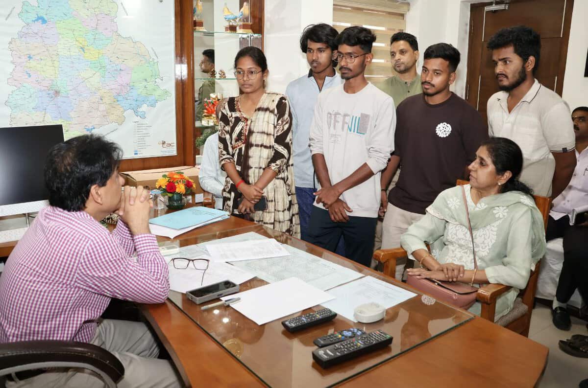 Photo of Telangana Bhawan commissioner in New Delhi Dr Uppal meeting students from the state.