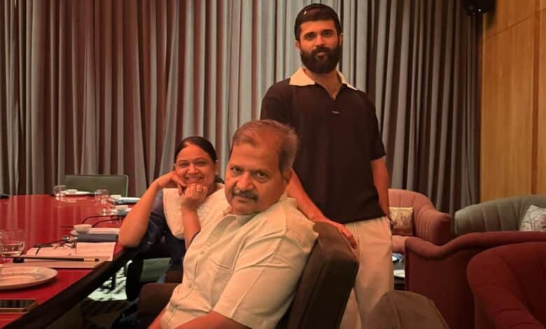 Vijay Deverakonda with his parents