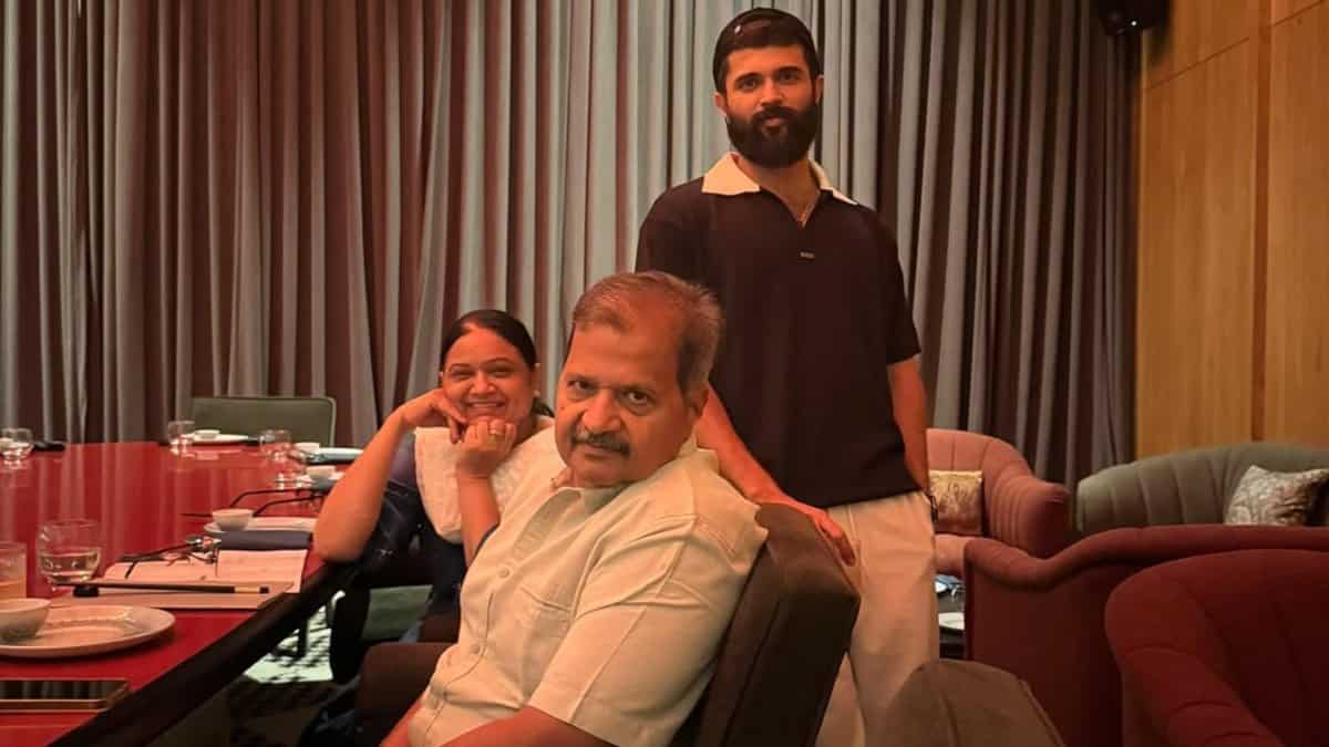 Vijay Deverakonda with his parents