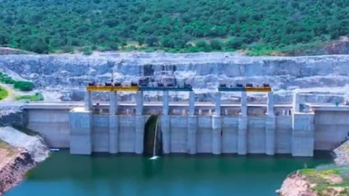 Telangana irrigation minister Uttam Kumar Reddy urges CWC chairman Atul Jain to allocate 90 TMC of Krishna waters for PRLIS.